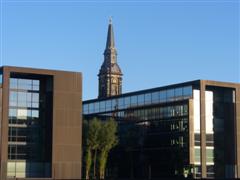 Sch�ner Kontrast: Regierungsgeb�ude und Kirchturm